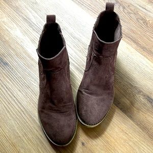 Size 9.5 Arizona Jean Co. Brown booties